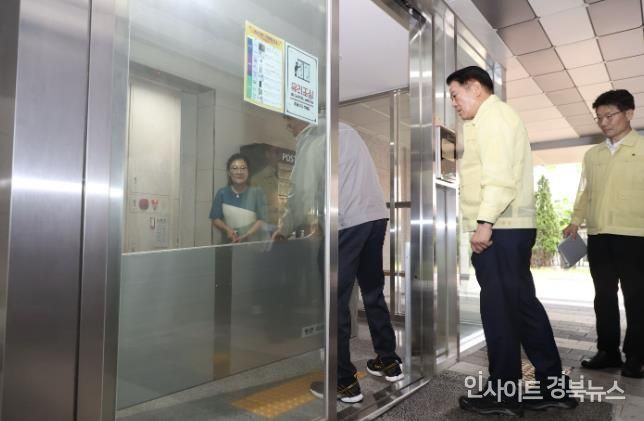 안양시는 최대호 안양시장이 25일 오후 5시 동안구 비산동의 한 공동주택을 방문해 차수판을 살펴보고 있다