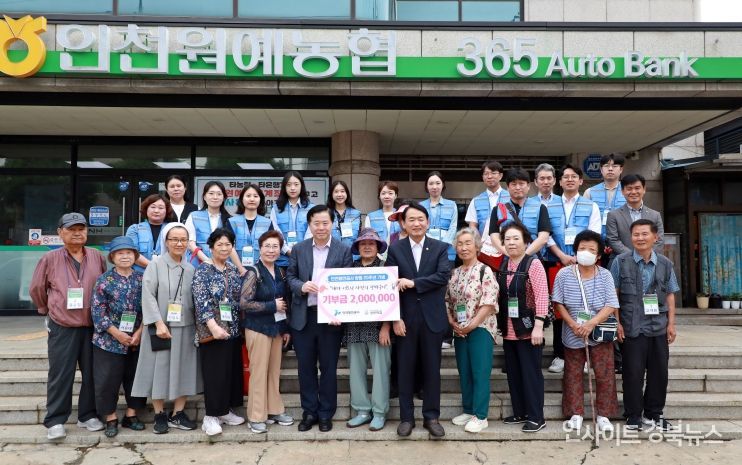인천항만공사 이경규 사장이 어르신과 함께 전통시장에서 장을 보고 있다 / 사진 제공 = 인천항만공사